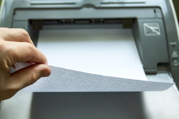 Druk op proces op schone vellen papier — Stockfoto