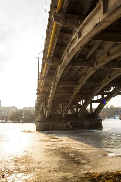 Дизайн бетонного мосту знизу — стокове фото