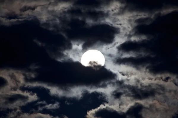 Яркий свет луны — стоковое фото