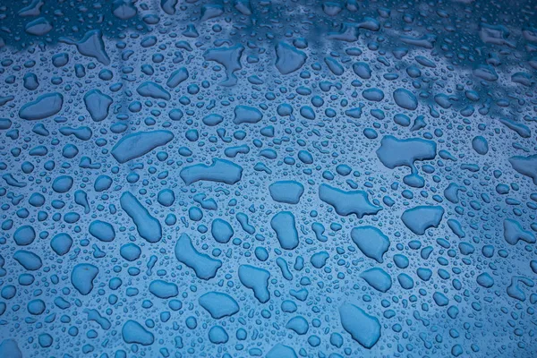 mavi bir araba vücut üzerinde doku - su damlaları