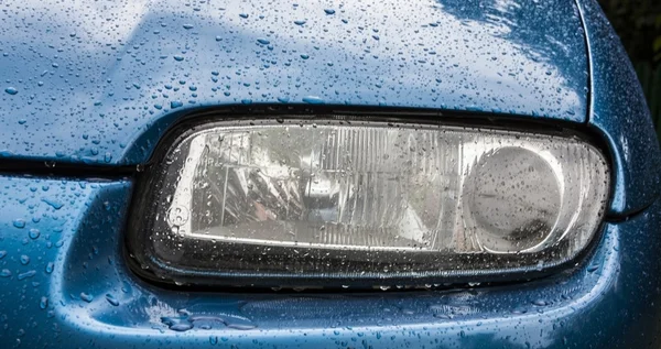 Faróis de carro depois de uma chuva — Fotografia de Stock