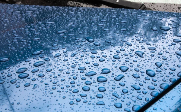 Textura - gotas de agua en un cuerpo azul del coche — Foto de Stock