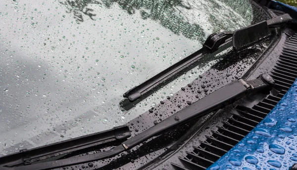 Splashes and water drops on acar windows — Stock Photo, Image