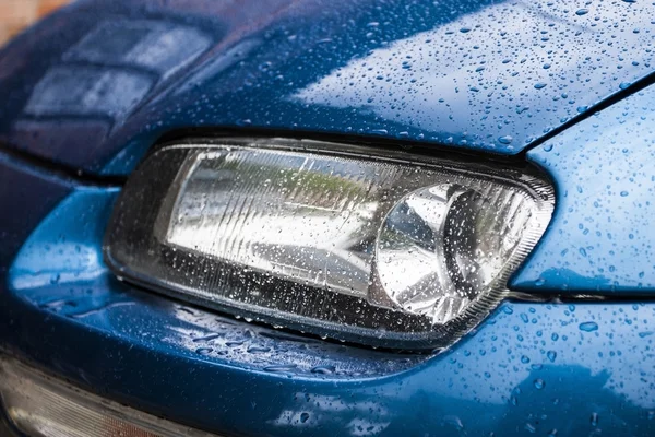 Reflektory samochodu po deszczu — Zdjęcie stockowe