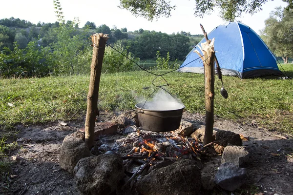 balık çorbası hazırlık bir kazan içinde yanıyor