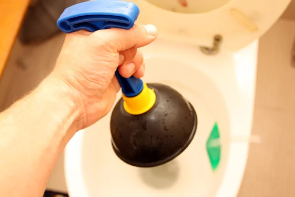 Utilisation du piston pour un bol de toilette — Photo