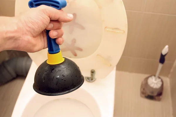 변기에 대 한 플런저의 사용 — 스톡 사진