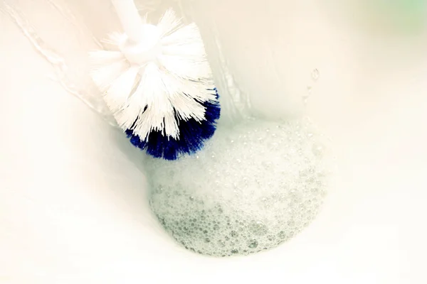 Processus de nettoyage d'un bol de toilette — Photo