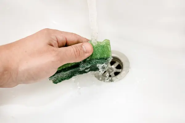 The process of soaking the sponge — Stock Photo, Image