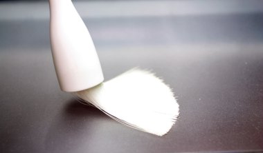 bir fırça ile yüzeylerin temizleme işlemi