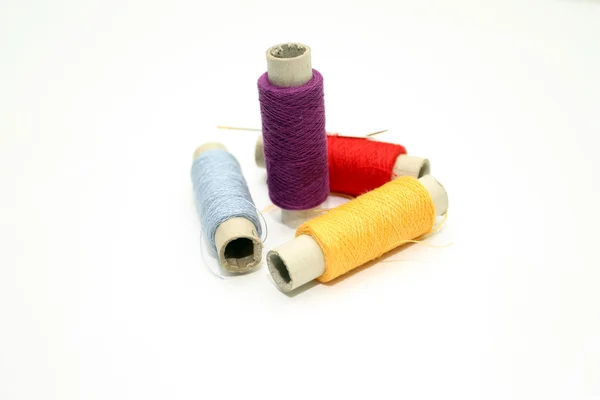 Conjunto de mangos de hilos multicolores para coser — Foto de Stock