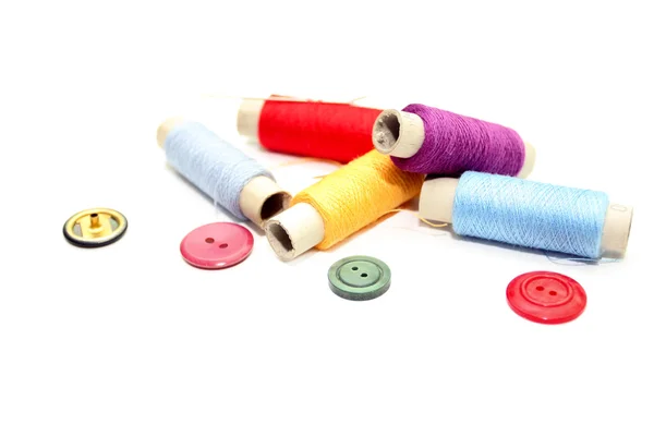 Набор штанг из разноцветных нитей для шитья — стоковое фото