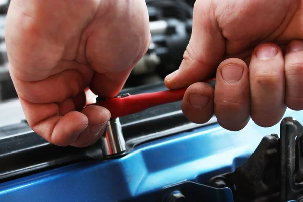 Reparaciones de coches por el mecánico —  Fotos de Stock