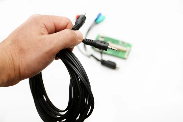 Audio kabla w rękę na białym tle — Zdjęcie stockowe