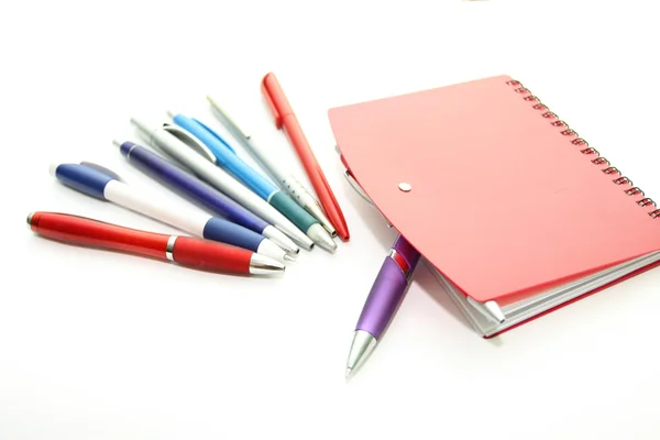Schreibgeräte und rotes Notizbuch — Stockfoto