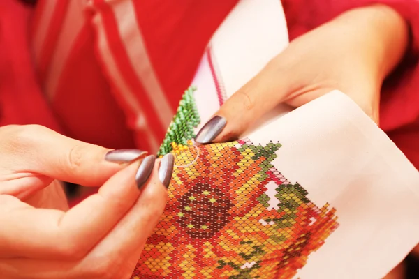 Proces haftowania na tkaninie koraliki ręce — Zdjęcie stockowe