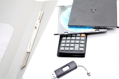 beyaz zemin üzerinde ofis aksesuarları