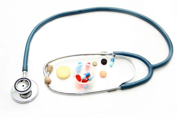 Stethoscoop en verschillende farmacologische preparaten — Stockfoto