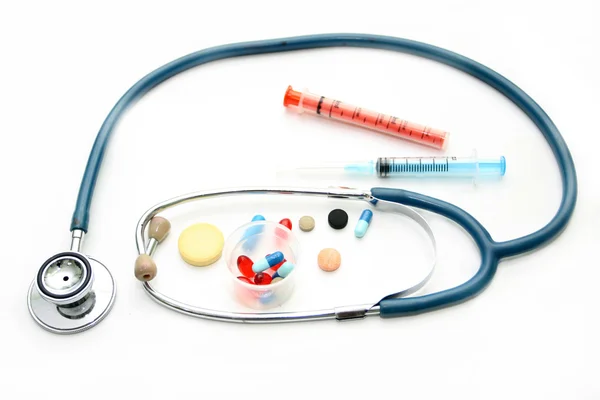 Stéthoscope et différentes préparations pharmacologiques — Photo