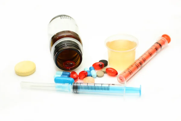 Diverse preparazioni farmacologiche compresse, siringhe, syru — Foto Stock