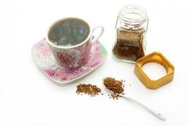 Açık jar ve hazır kahve bardağı