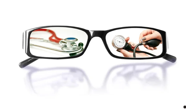 Фотографии на очках с медицинской тематикой — стоковое фото