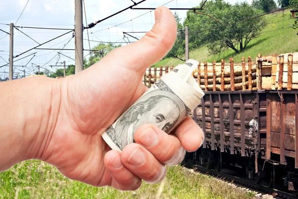 มือของผู้ชายที่มีเงินดอลลาร์สหรัฐกับรถไฟ — ภาพถ่ายสต็อก