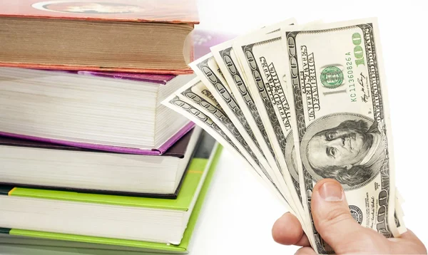 Böcker och hand med oss dollar anteckningar — Stockfoto