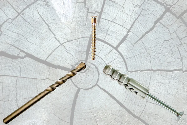 Bir ağaç dokusuna karşı çeşitli cıvata — Stok fotoğraf
