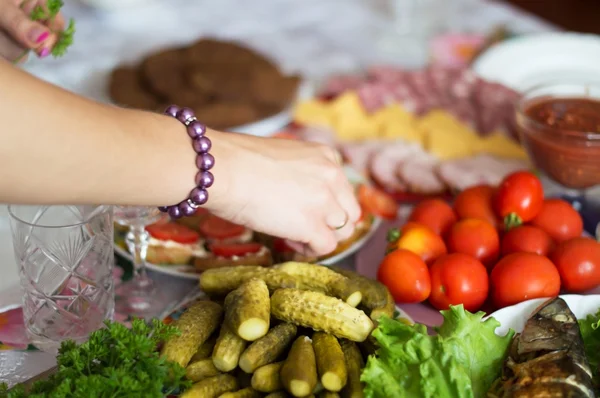 Proces układ tabeli i dekoracji potraw — Zdjęcie stockowe
