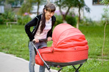 çocuk arabası ile genç anne 