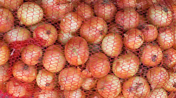 Ürün kırmızı net çantaya sarı soğan