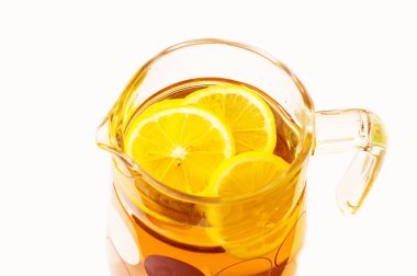 limonata limon dilimleri içinde cam sürahi ile soğutma