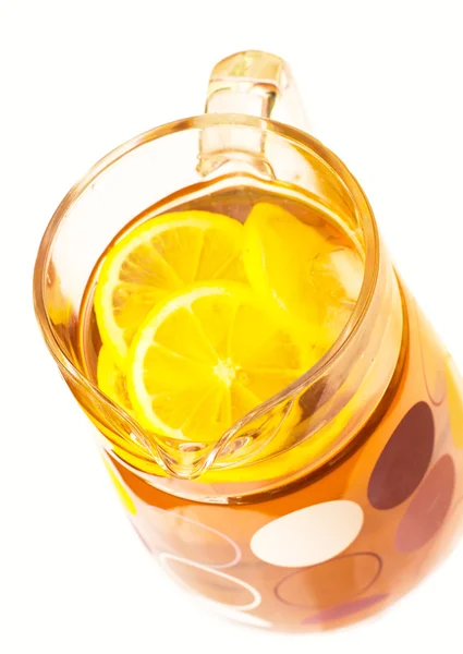 Chłodna lemoniada z plastrami cytryny w Dzbanek ze szkła — Zdjęcie stockowe