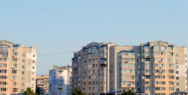Nuovo multi-piano, casa in mattoni nel quartiere della città — Foto Stock