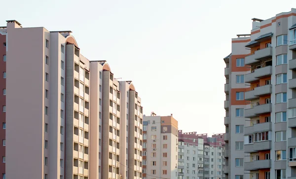 Novo multi-andares, casa de tijolo no bairro da cidade — Fotografia de Stock