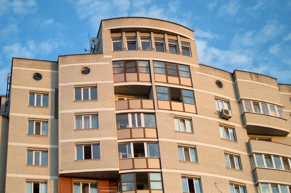 Novo multi-andares, casa de tijolo no bairro da cidade — Fotografia de Stock