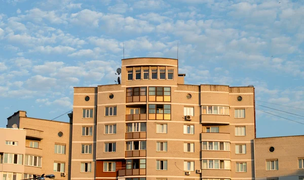 Nieuwe meerdere verdiepingen, bakstenen huis in de wijk van de stad — Stockfoto