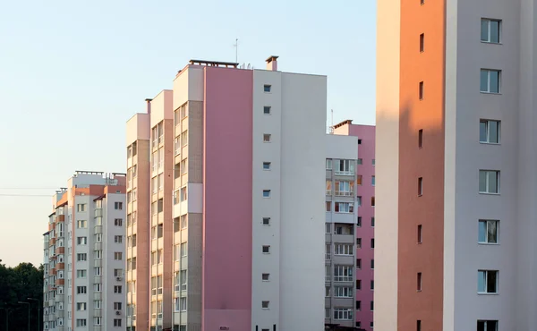 Novo multi-andares, casa de tijolo no bairro da cidade — Fotografia de Stock