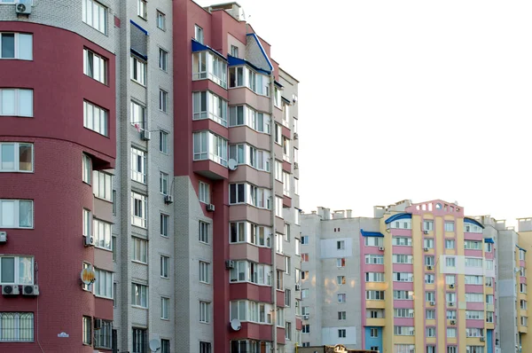 Nieuwe meerdere verdiepingen, bakstenen huis in de wijk van de stad — Stockfoto