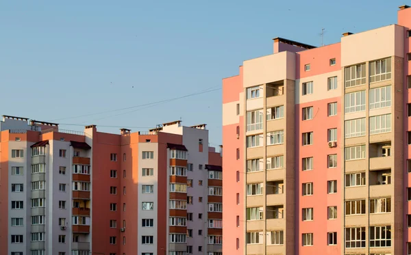 Nieuwe meerdere verdiepingen, bakstenen huis in de wijk van de stad — Stockfoto