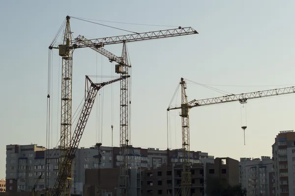 Construção do novo edifício de tijolos por meio do guindaste de elevação — Fotografia de Stock