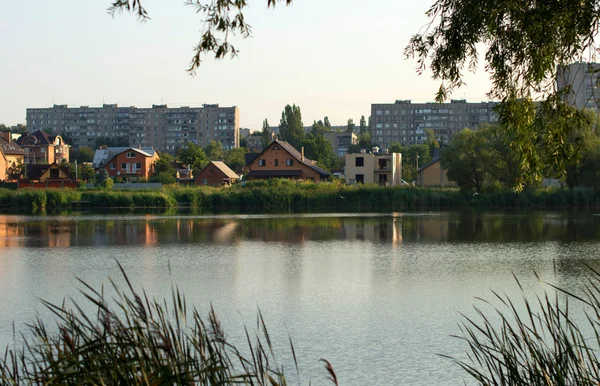 Byggandet av den nya tegelbyggnaden med upplyftande kranen — Stockfoto