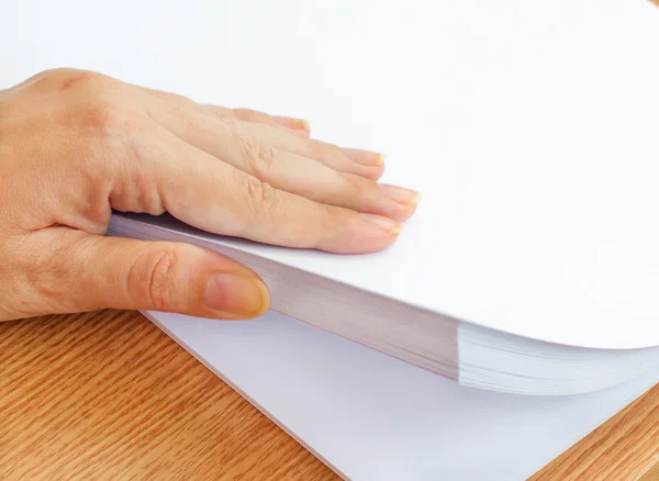 Proces stronicowania papier biały biuro palcami — Zdjęcie stockowe