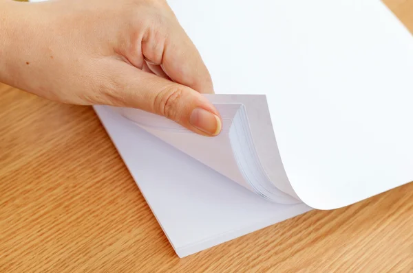 El proceso de paginación de papel de oficina blanco con los dedos — Foto de Stock
