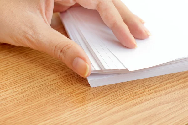 Der Vorgang, weißes Büropapier mit den Fingern zu blättern — Stockfoto