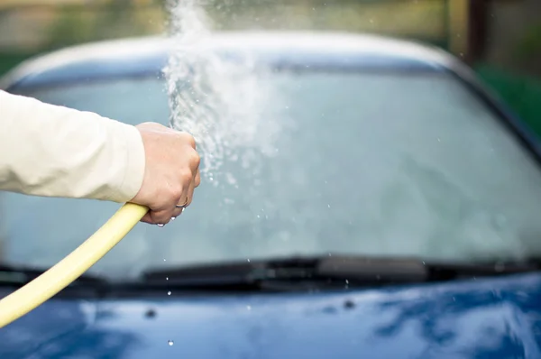 The process of washing cars with a hose with water — Stock Photo, Image