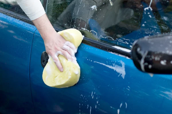 El proceso de lavado de un coche con la ayuda de champú y amarillo —  Fotos de Stock