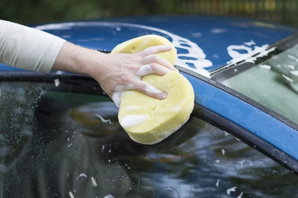 O processo de lavar um carro com a ajuda de shampoo e amarelo — Fotografia de Stock