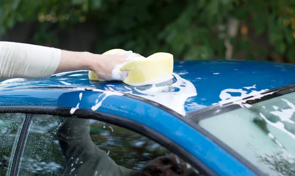 Proces mycia samochodu przy pomocy szamponu i spon — Zdjęcie stockowe